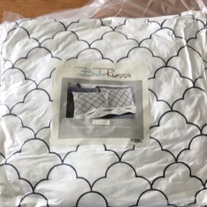 Bella Russo 2 pillows